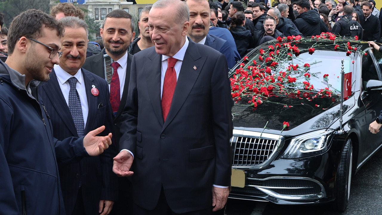 Boğaziçi’nde Karanfillerle Karşılandı… Cumhurbaşkanı Erdoğan’dan ‘Belki Linçleneceğiz’ Diyen Öğrenciye Dikkat Çeken Cevap