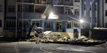 Düzce’de Korku Dolu Anlar… Okulun Çatısı Uçtu