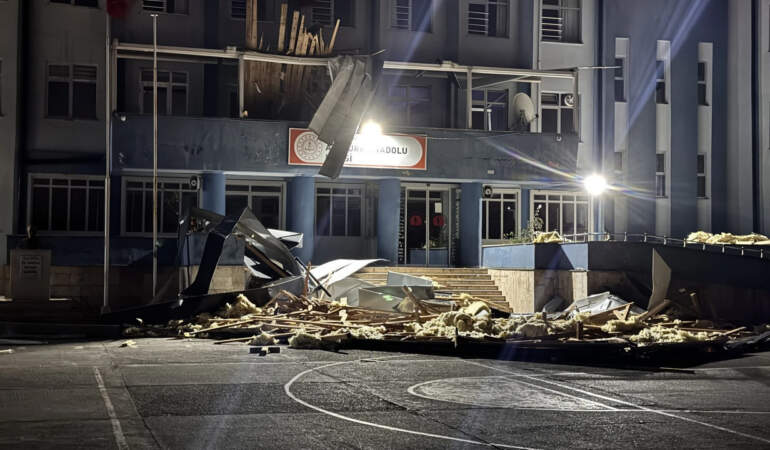 Düzce’de Korku Dolu Anlar… Okulun Çatısı Uçtu