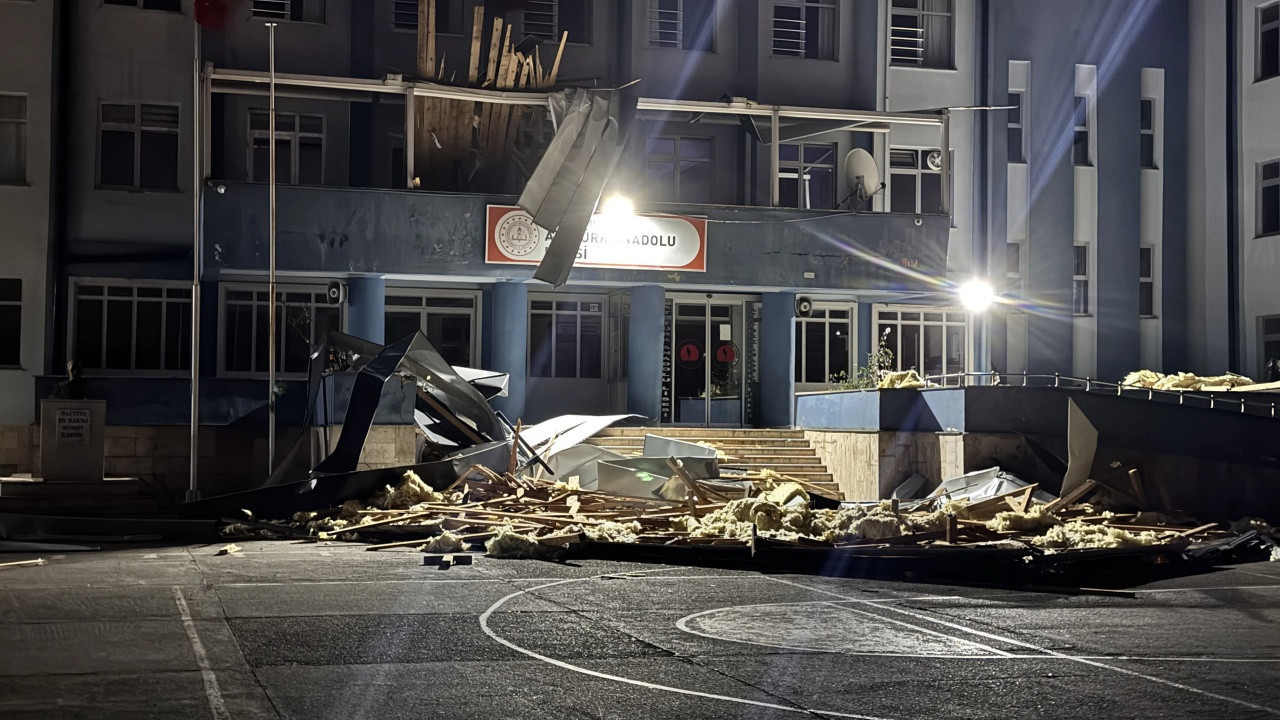 Düzce’de Korku Dolu Anlar… Okulun Çatısı Uçtu