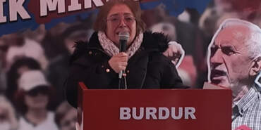 Emekli Vatandaş Kürsüde Hüngür Hüngür Ağladı: ‘Pazara Gidemiyorum, Çok Zor Durumdayım’