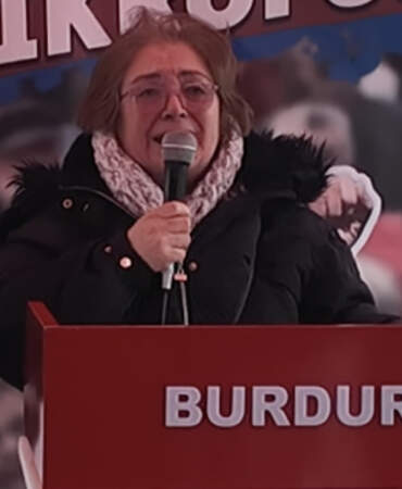 Emekli Vatandaş Kürsüde Hüngür Hüngür Ağladı: ‘Pazara Gidemiyorum, Çok Zor Durumdayım’