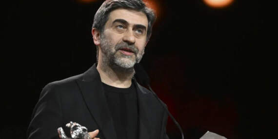 Emin Alper’e Berlinale’den Gümüş Ayı Ödülü: Konuşması Geceye Damga Vurdu