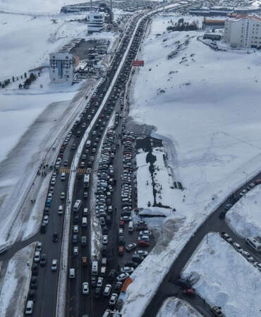 Erciyes’te Sömestr Yoğunluğu: Yollarda 5 Kilometrelik Araç Kuyruğu