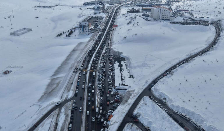 Erciyes’te Sömestr Yoğunluğu: Yollarda 5 Kilometrelik Araç Kuyruğu