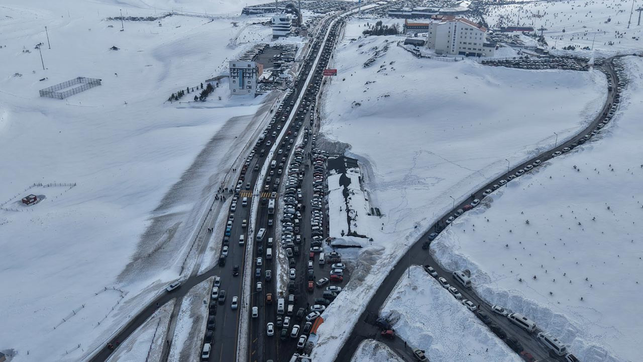 Erciyes’te Sömestr Yoğunluğu: Yollarda 5 Kilometrelik Araç Kuyruğu
