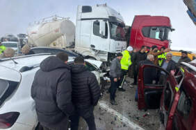 Erzurum’da Sis Nedeniyle Zincirleme Kaza! 11 Araç Birbirine Girdi, 20 Yaralı Var