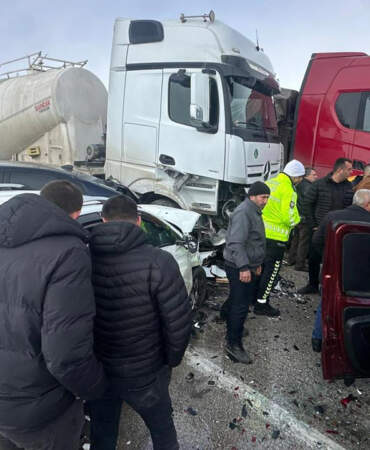 Erzurum’da Sis Nedeniyle Zincirleme Kaza! 11 Araç Birbirine Girdi, 20 Yaralı Var
