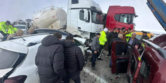 Erzurum’da Sis Nedeniyle Zincirleme Kaza! 11 Araç Birbirine Girdi, 20 Yaralı Var