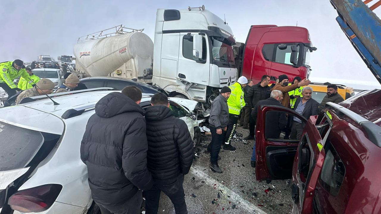 Erzurum’da Sis Nedeniyle Zincirleme Kaza! 11 Araç Birbirine Girdi, 20 Yaralı Var
