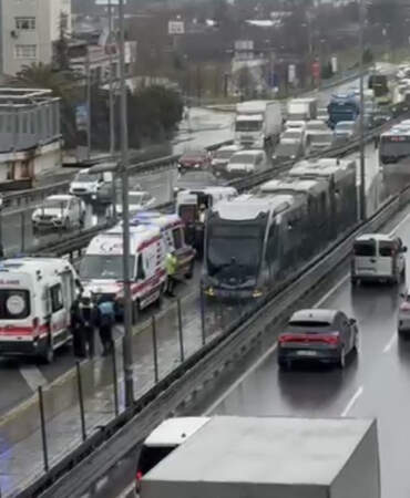 İstanbul Avcılar’da İki Metrobüs Çarpıştı: Yaralılar Var