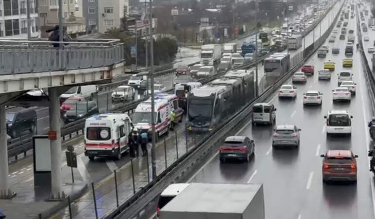 İstanbul Avcılar’da İki Metrobüs Çarpıştı: Yaralılar Var