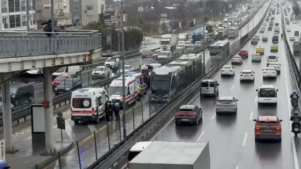 İstanbul Avcılar’da İki Metrobüs Çarpıştı: Yaralılar Var