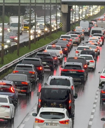 İstanbul’da Mesai Bitti, Trafik Yine Kilitlendi
