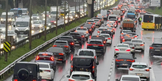 İstanbul’da Mesai Bitti, Trafik Yine Kilitlendi