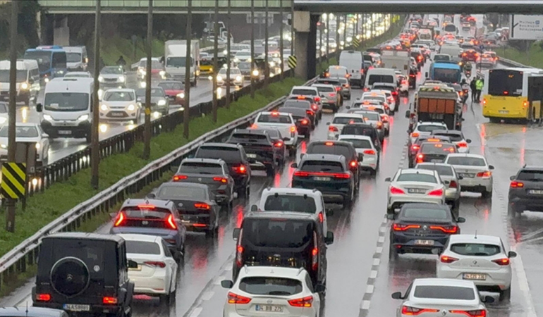 İstanbul’da Mesai Bitti, Trafik Yine Kilitlendi