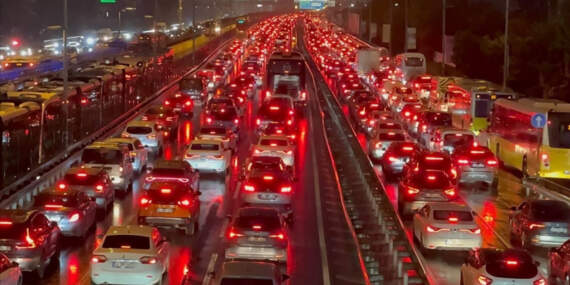 İstanbul’da Trafik Kilitlendi! Araçlar Durma Noktasına Geldi