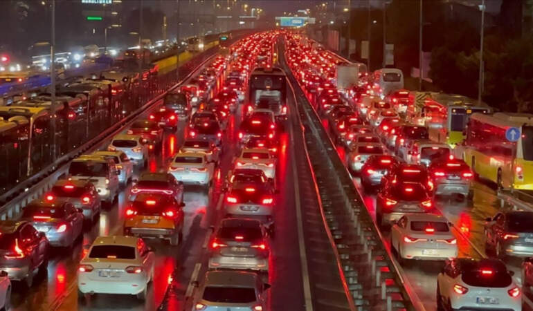 İstanbul’da Trafik Kilitlendi! Araçlar Durma Noktasına Geldi