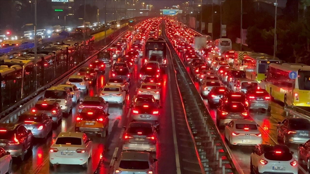 İstanbul’da Trafik Kilitlendi! Araçlar Durma Noktasına Geldi