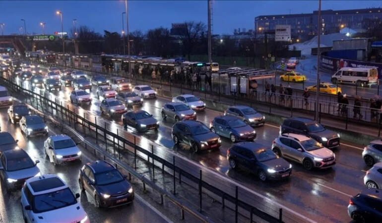 İstanbul’da Cuma Akşamı Çilesi: Trafik Yine Felç