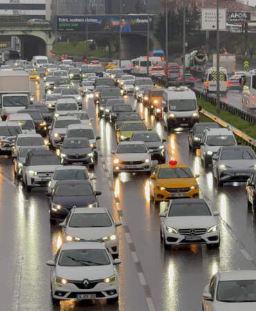 İstanbul’da Yağmur Trafiği Vurdu