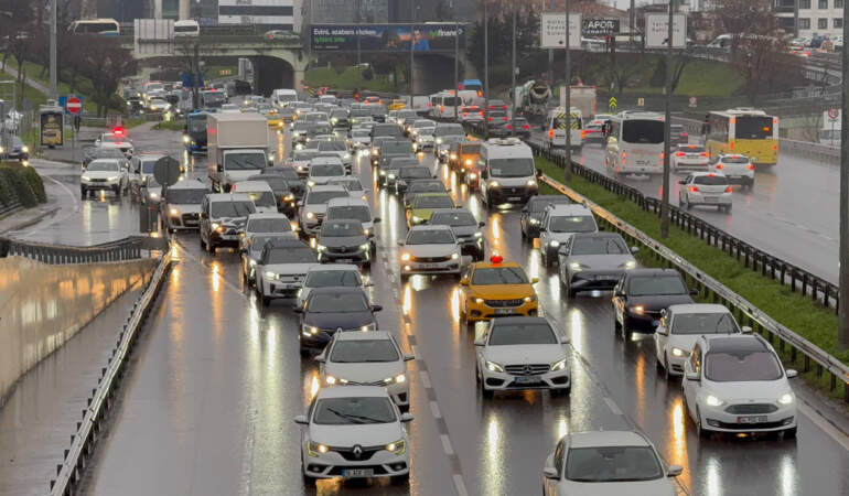 İstanbul’da Yağmur Trafiği Vurdu