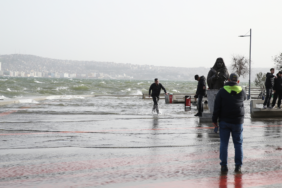 İzmir’de Fırtına Paniği: Deniz Taştı