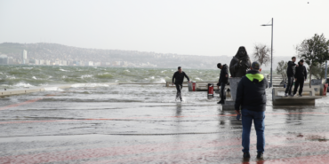 İzmir’de Fırtına Paniği: Deniz Taştı