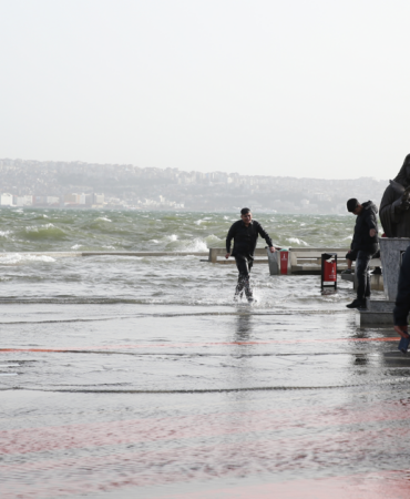 İzmir’de Fırtına Paniği: Deniz Taştı