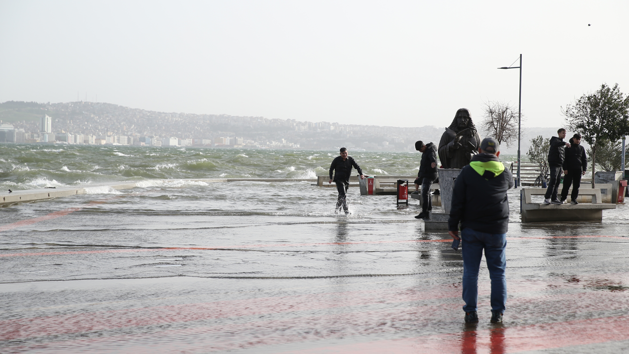 İzmir’de Fırtına Paniği: Deniz Taştı