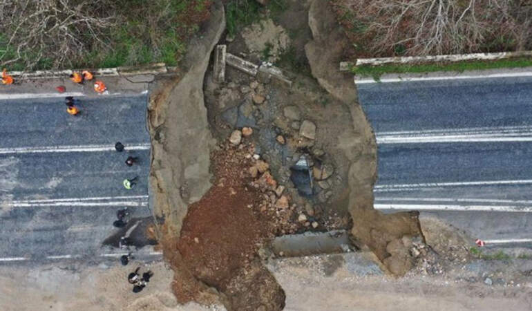İzmir’de Sağanak Faciası: Selçuk-Aydın Kara Yolunda Çökme