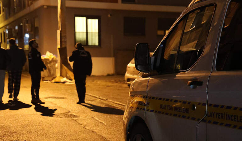 İzmir’de Sokak Ortasında Dehşet! Yol Verme Tartışmasına Aileler Karıştı, 7 Yaralı