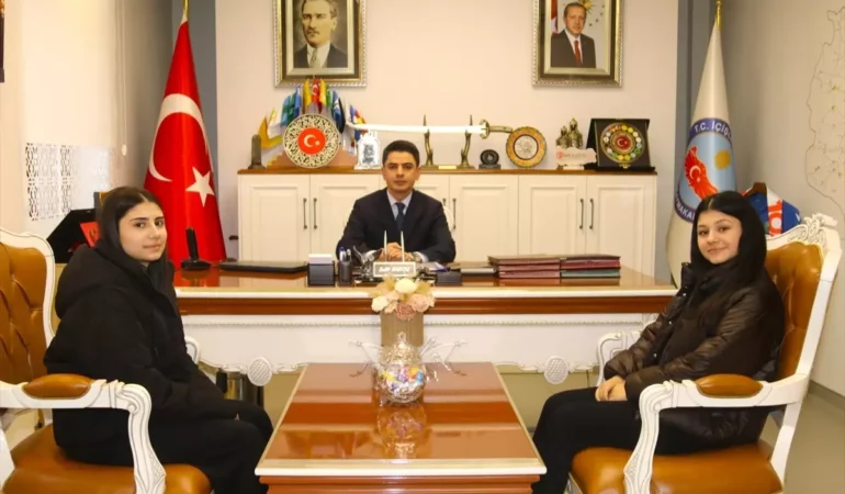 Taşova Kaymakamı, TÜBİTAK Proje Yarışmalarında Başarı Gösteren Öğrencilerle Bir Araya Geldi
