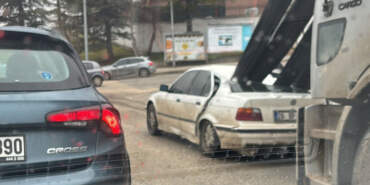 Kırmızı Işıkta Faciaya Ramak Kala! Ok Gibi Saplandı…