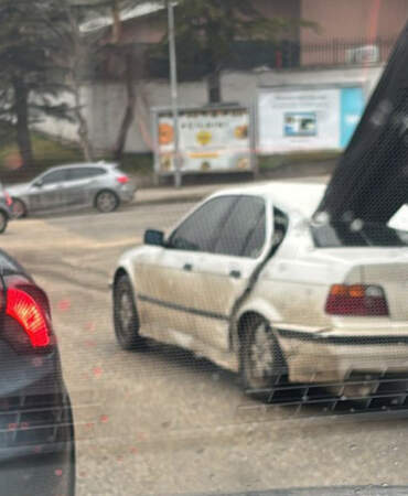 Kırmızı Işıkta Faciaya Ramak Kala! Ok Gibi Saplandı…