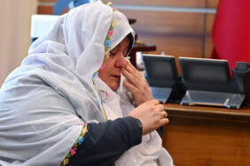 Kıyafetiyle Hedef Alınmıştı:  Mihalgazi Belediye Başkanı Zeynep Güneş Gözyaşlarını Tutamadı