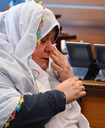 Kıyafetiyle Hedef Alınmıştı:  Mihalgazi Belediye Başkanı Zeynep Güneş Gözyaşlarını Tutamadı