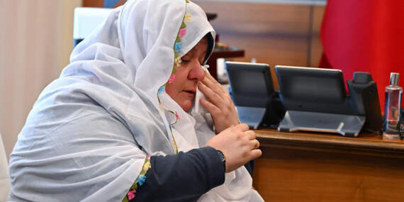 Kıyafetiyle Hedef Alınmıştı:  Mihalgazi Belediye Başkanı Zeynep Güneş Gözyaşlarını Tutamadı
