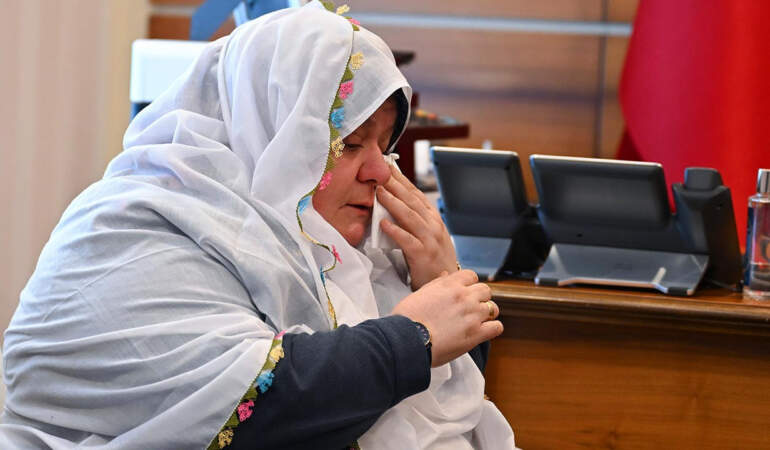 Kıyafetiyle Hedef Alınmıştı:  Mihalgazi Belediye Başkanı Zeynep Güneş Gözyaşlarını Tutamadı