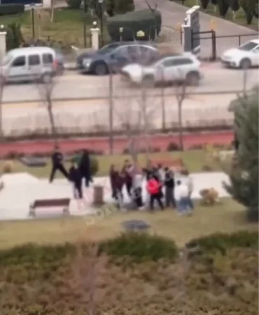 Küçücük çocuğu ağaca bağlayıp işkence ettiler