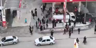 Mahallede Başladı, İlçe Merkezi Karıştı… Savaş Alanı Gibi! Komandolar Sevk Edildi