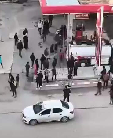 Mahallede Başladı, İlçe Merkezi Karıştı… Savaş Alanı Gibi! Komandolar Sevk Edildi