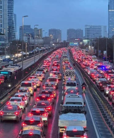 Megakent Kilitlendi! İstanbul’da Trafik Yoğunluğu Yüzde 90’a Çıktı