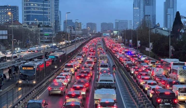 Megakent Kilitlendi! İstanbul’da Trafik Yoğunluğu Yüzde 90’a Çıktı
