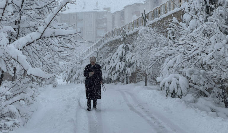 Meteorolojiden 29 İl İçin Yoğun Kar ve Fırtına Alarmı: Okullar Peş Peşe Tatil Ediliyor