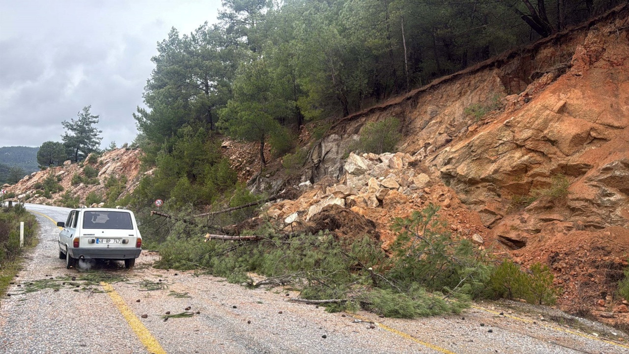 Muğla’da Toprak Kaydı, Yol Kapandı