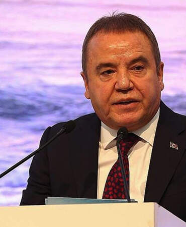 Muhittin Böcek 10’uncu Kez Hastaneye Kaldırıldı: Solunumu Duruyor, Durumu Kritik Eşikte