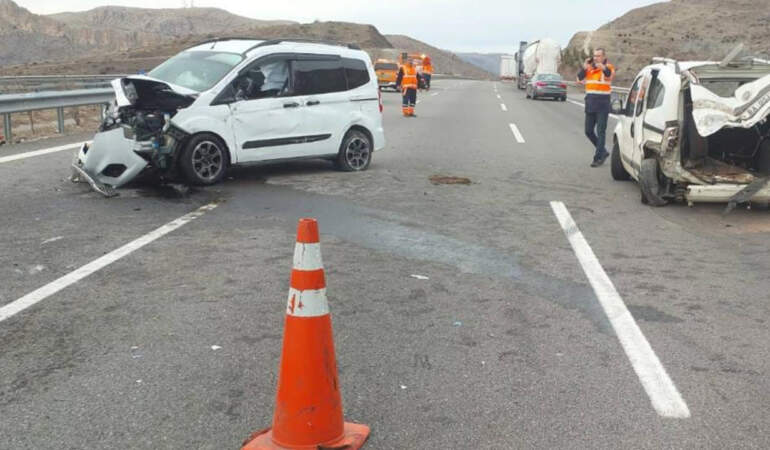 Niğde’de Can Pazarı! İki Araç Çarpıştı, 1 Ölü, 7 Yaralı