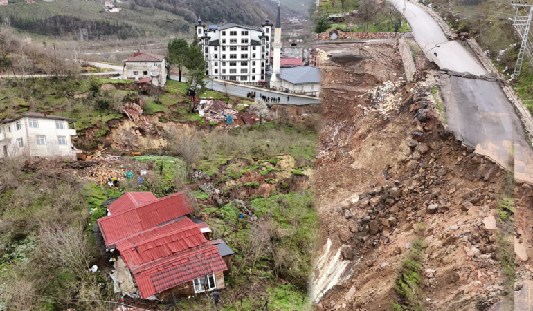 Ordu’da Heyelan Alarmı: Evler Yıkıldı, Yol Ulaşıma Kapandı