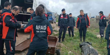Sağanak Can Aldı! Otomobil Dereye Sürüklendi, 2 Ölü